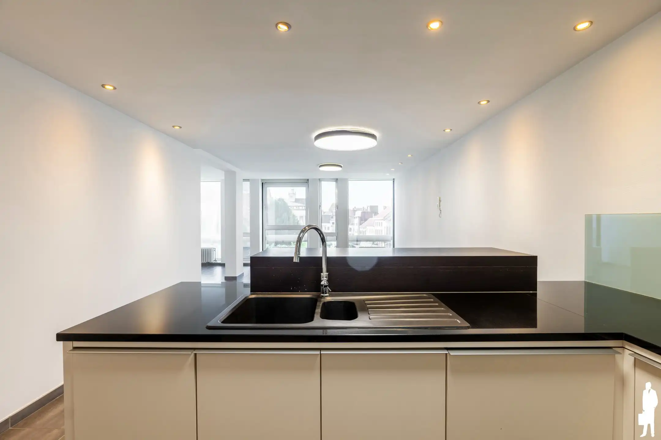 Ruim appartement met 2 slaapkamers, parking en groot terras foto 8
