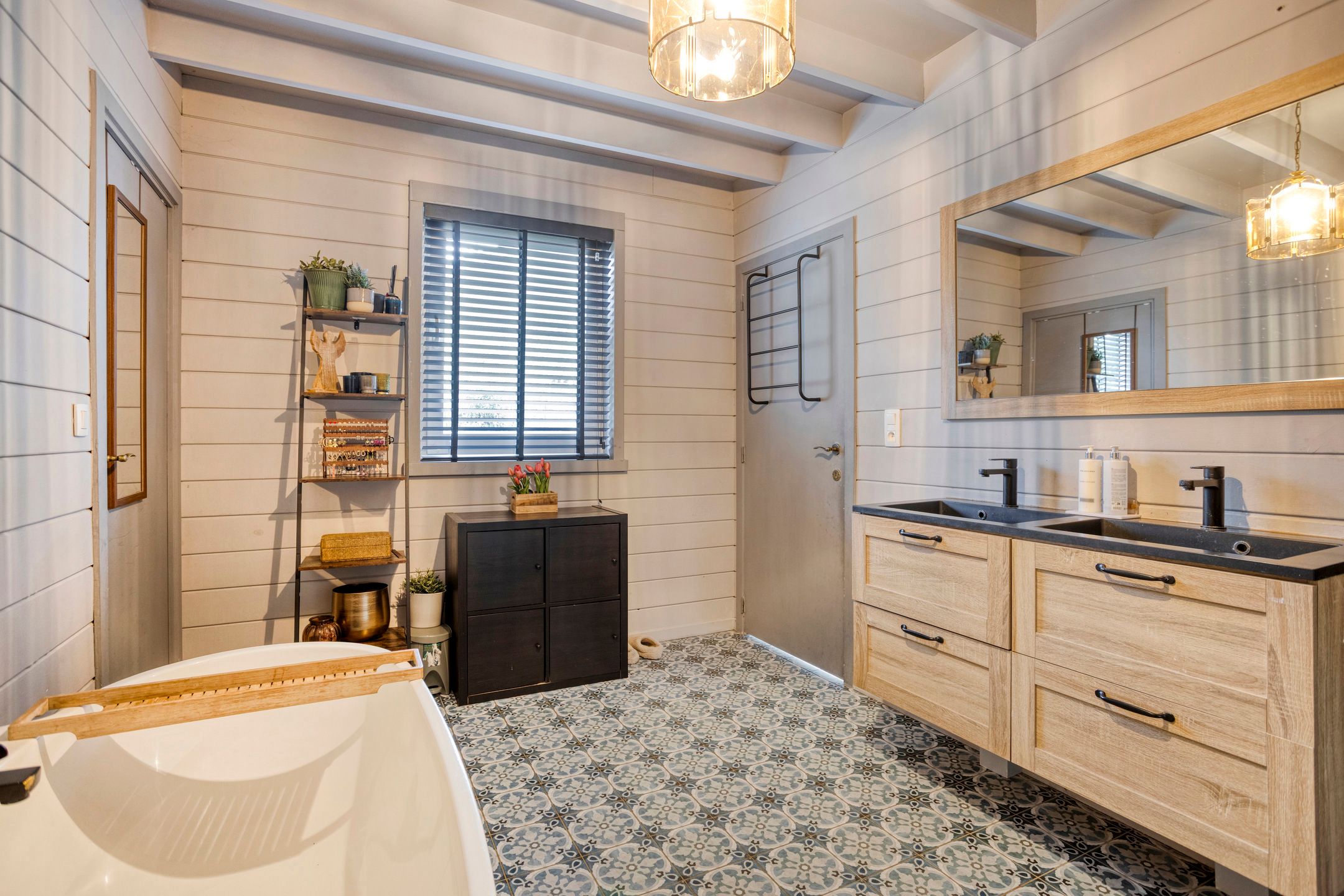 Authentieke woning met 5 slaapkamers op een ruim perceel foto 12