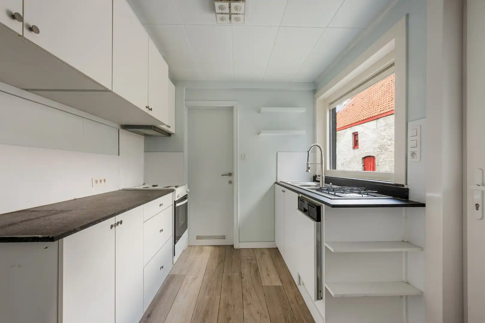 Woning met 3 slaapkamers, zolder, garage en tuin met uitweg in Dadizele-centrum foto 6