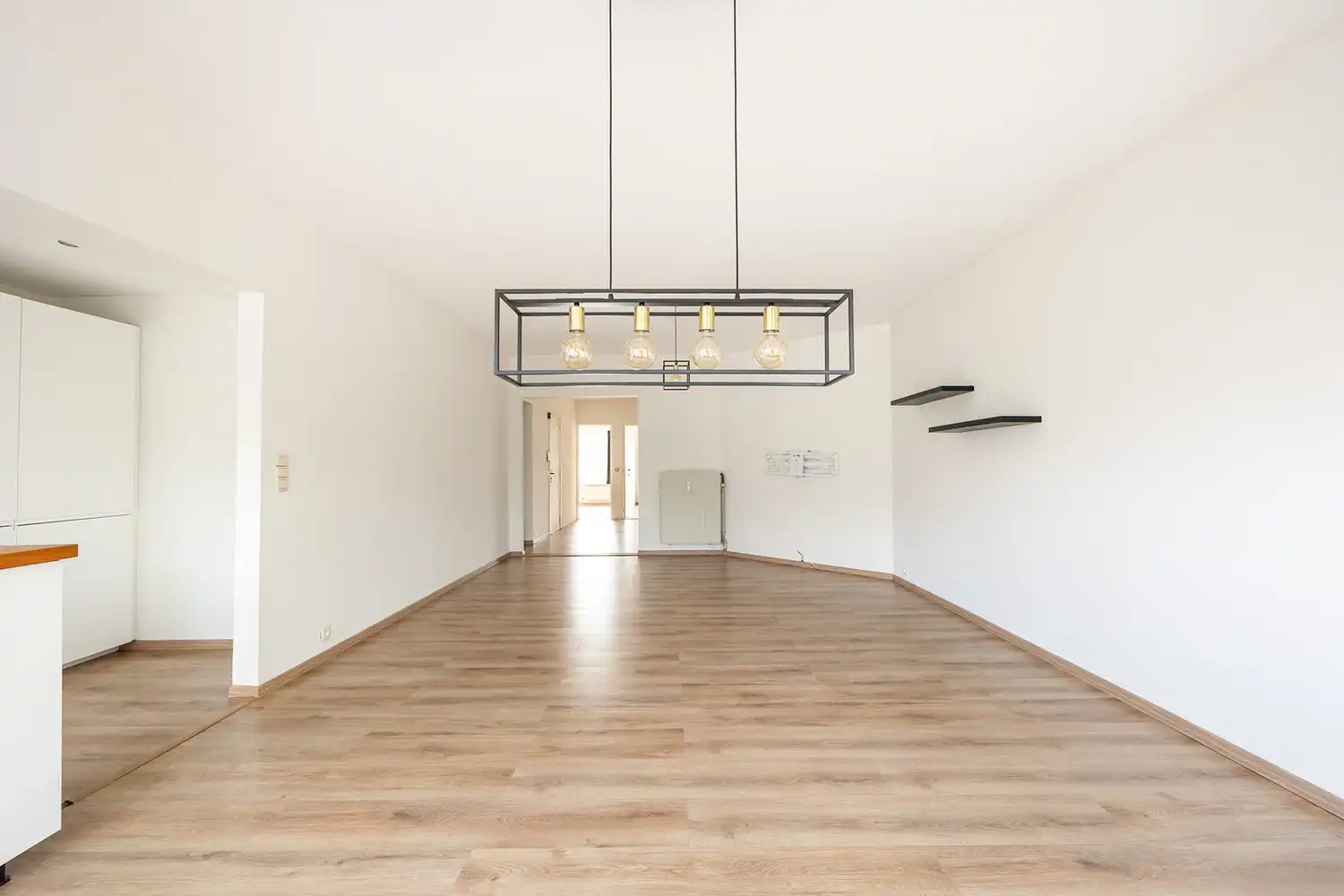 Ruim en lichtrijk 2-slpk appartement met terras, kelderberging en een parkeerplaats in Merksem! foto 5