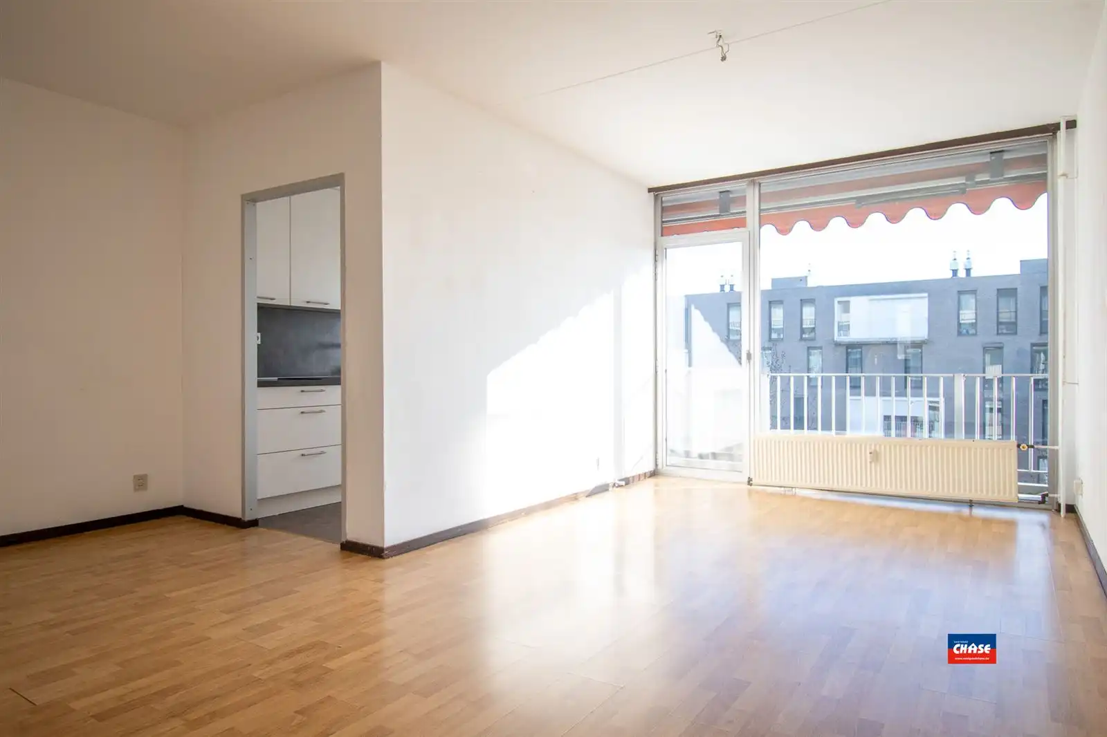 IN OPTIE !! Op te frissen appartement met 2 slaapkamers + zonnig terras foto 2