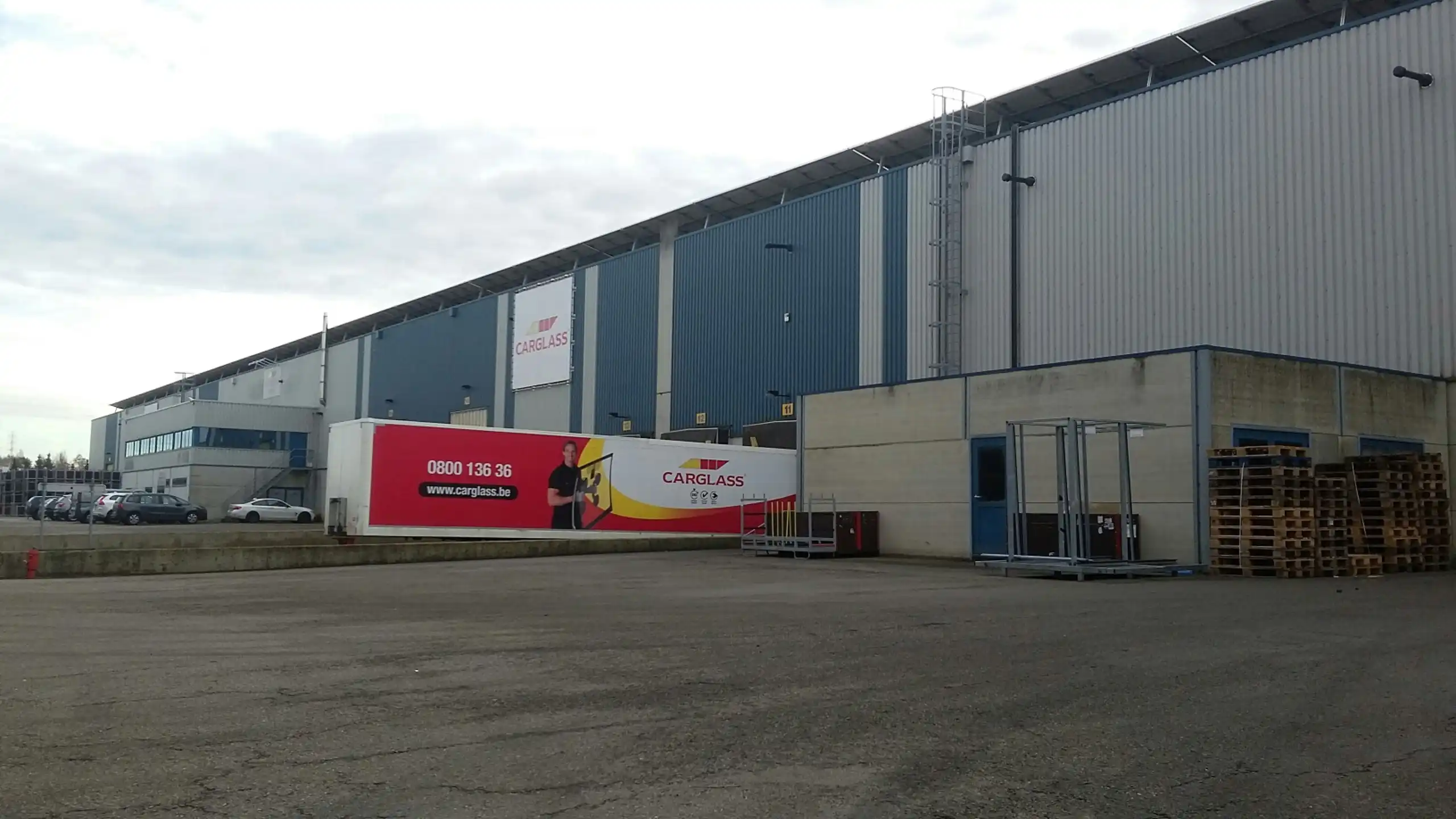 Te Huur Genk: Magazijn met kades en poort  foto 7