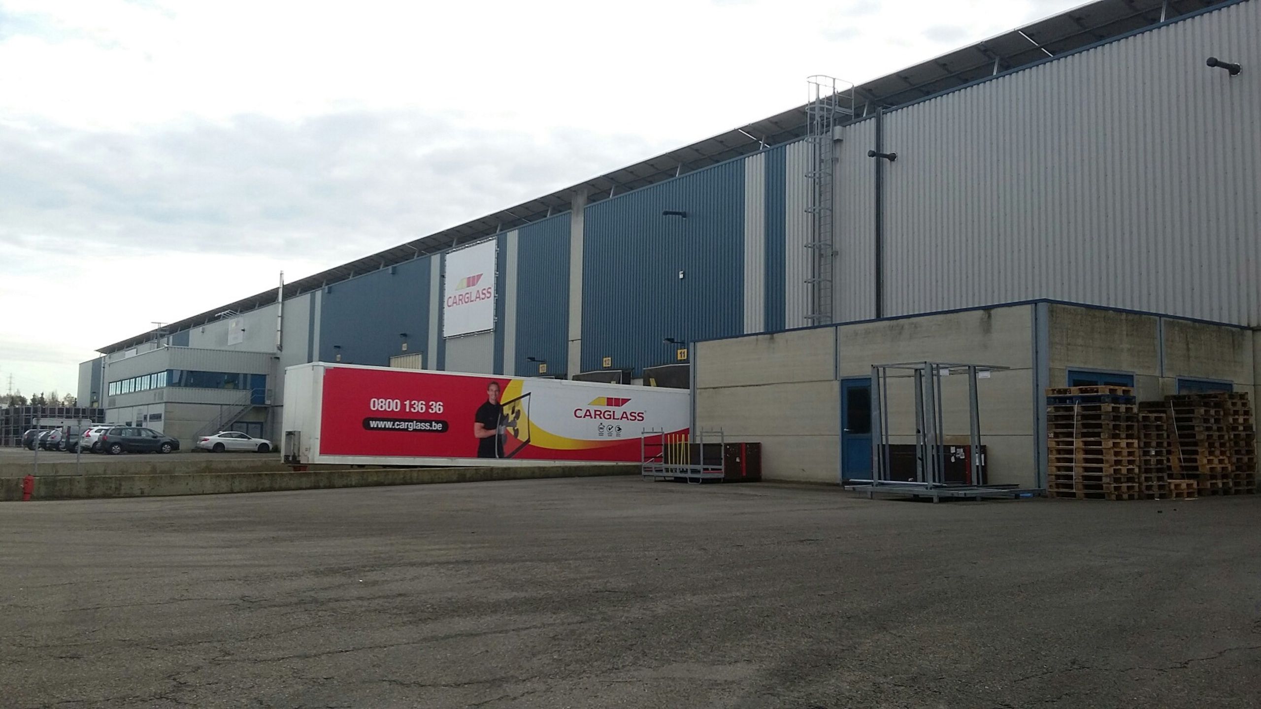 Te Huur Genk: Magazijn met kades en poort  foto 7