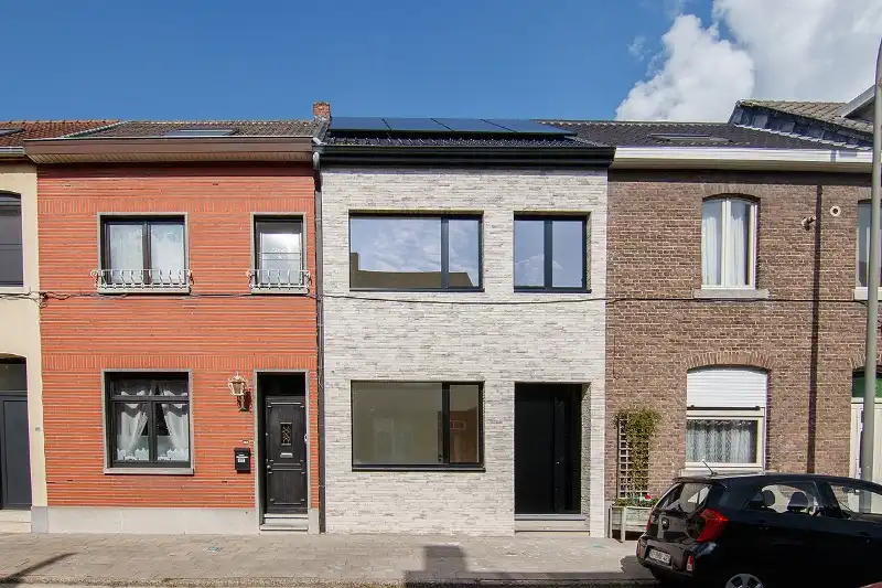 Geslaagde totaalrenovatie met 4 slaapkamers, 2 badkamers, zonnig terras, omheinde tuin en toegang achteraan foto {{pictureIndex}}