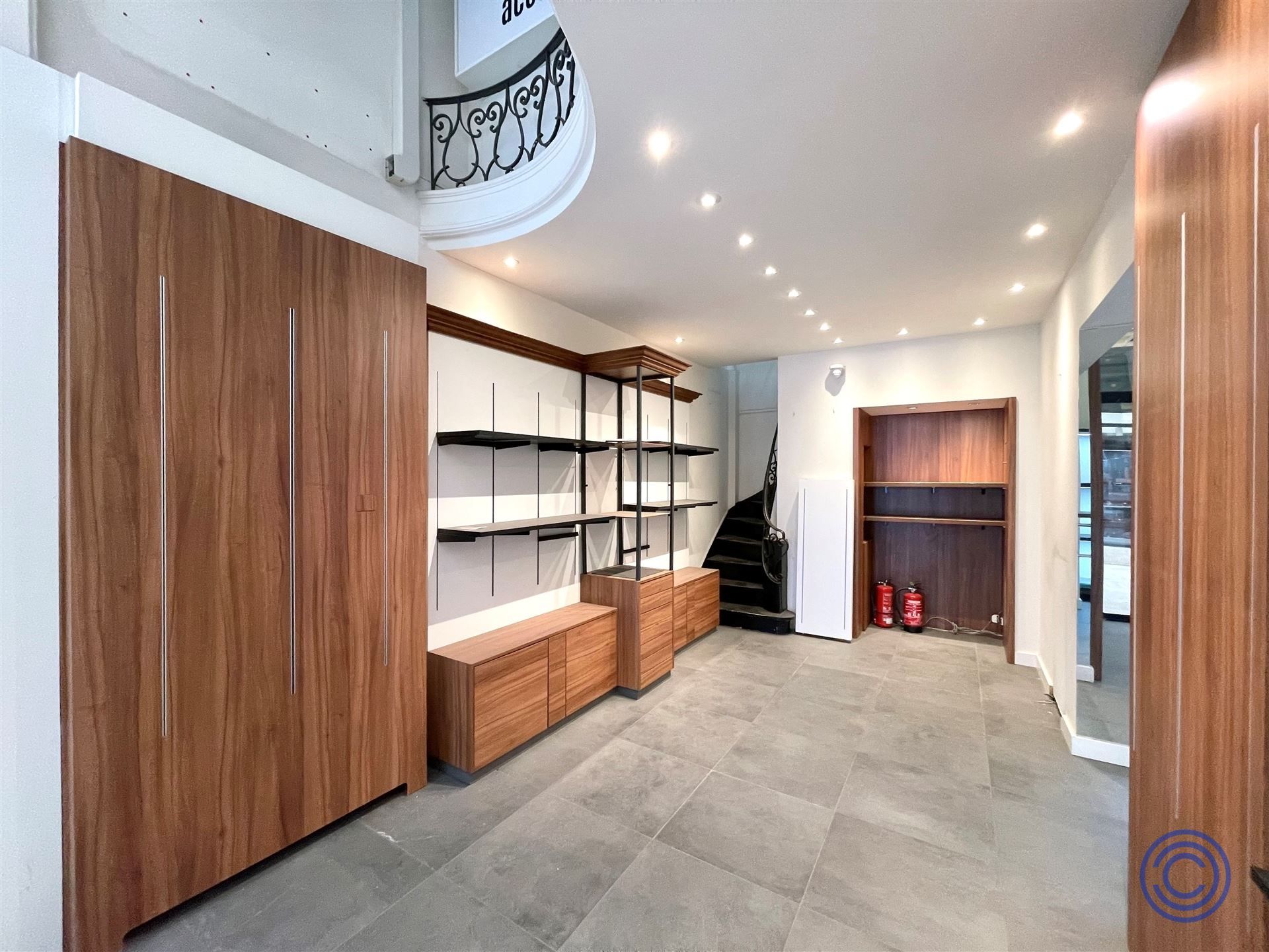 Kwalitatieve hoekwinkel in de Nieuwe Gaanderij! foto {{pictureIndex}}