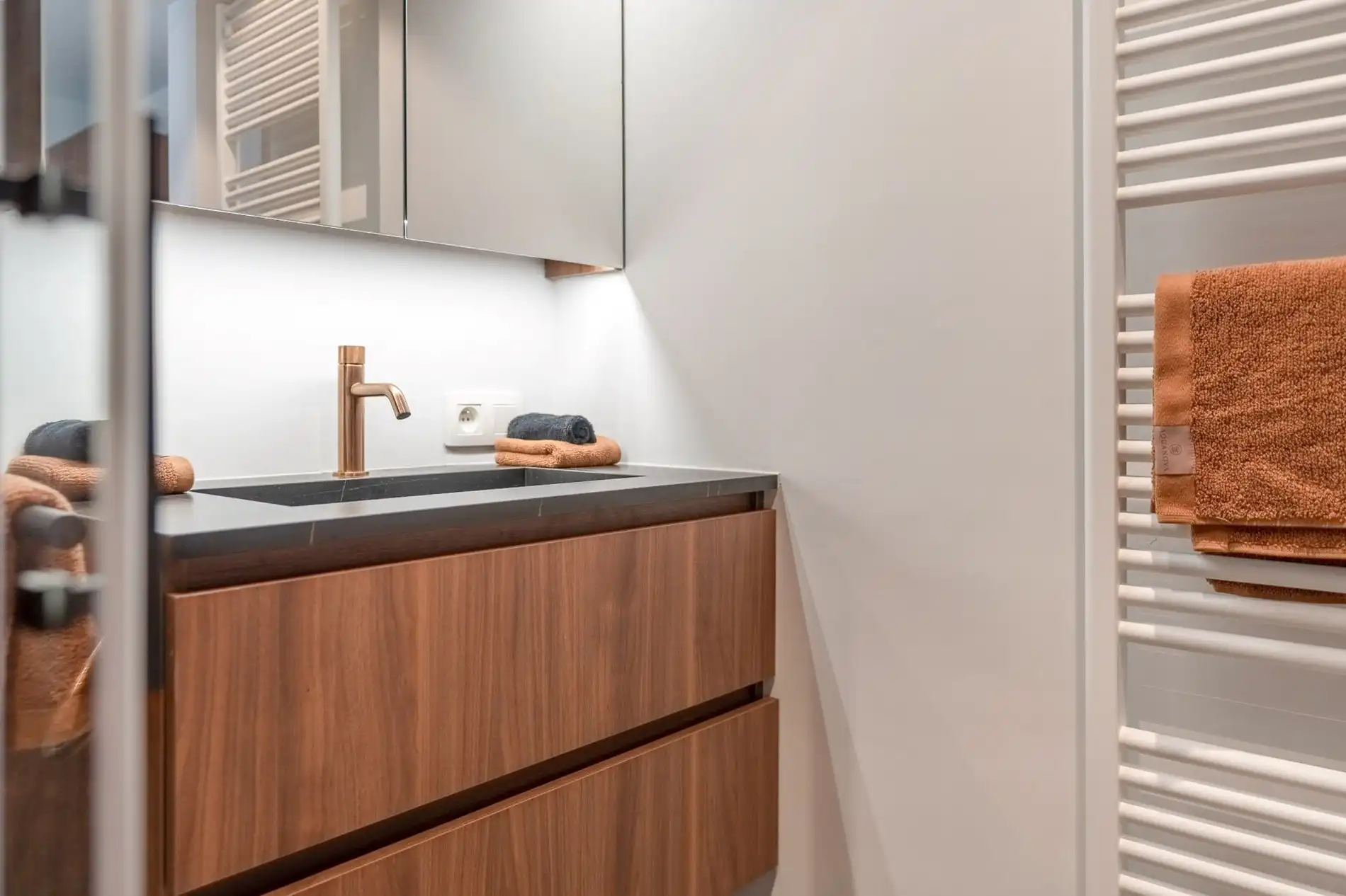 Rustig gelegen volledig gerenoveerd appartement met een open zicht over de villa's. foto 24