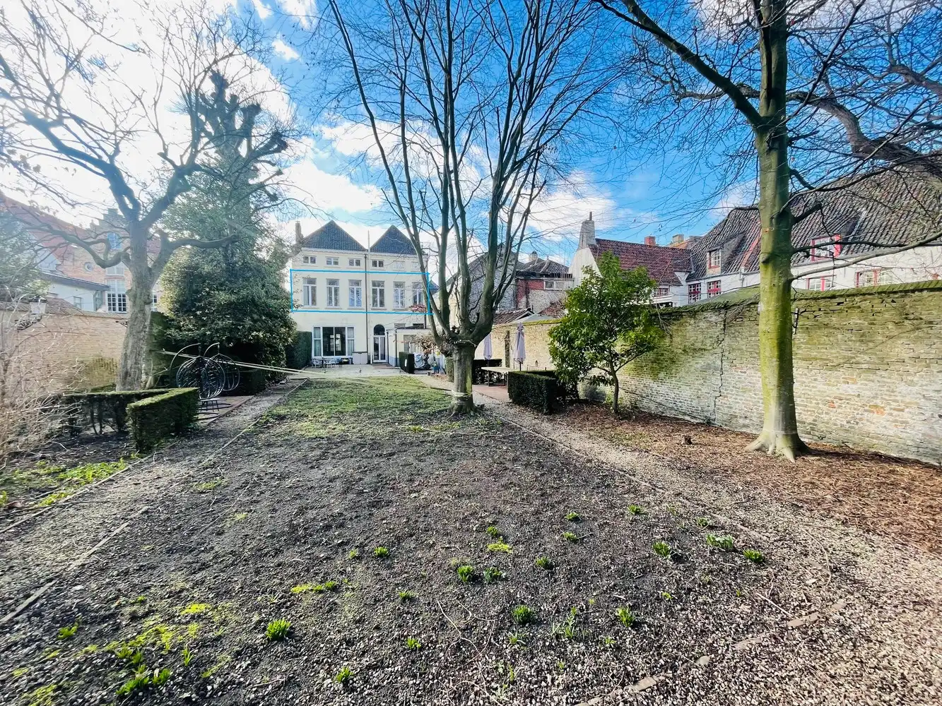 Brugge,aan de SINT-ANNAREI , DUBBEL APPARTEMENT( 250m²)  in een herenhuis  vooraan zicht op de Sint-Annarei, achteraan zicht op een grote gemeenschappelijke tuin,2  livings, 2 keukens, 4 slaapkamers, 2 badkamers. foto 7