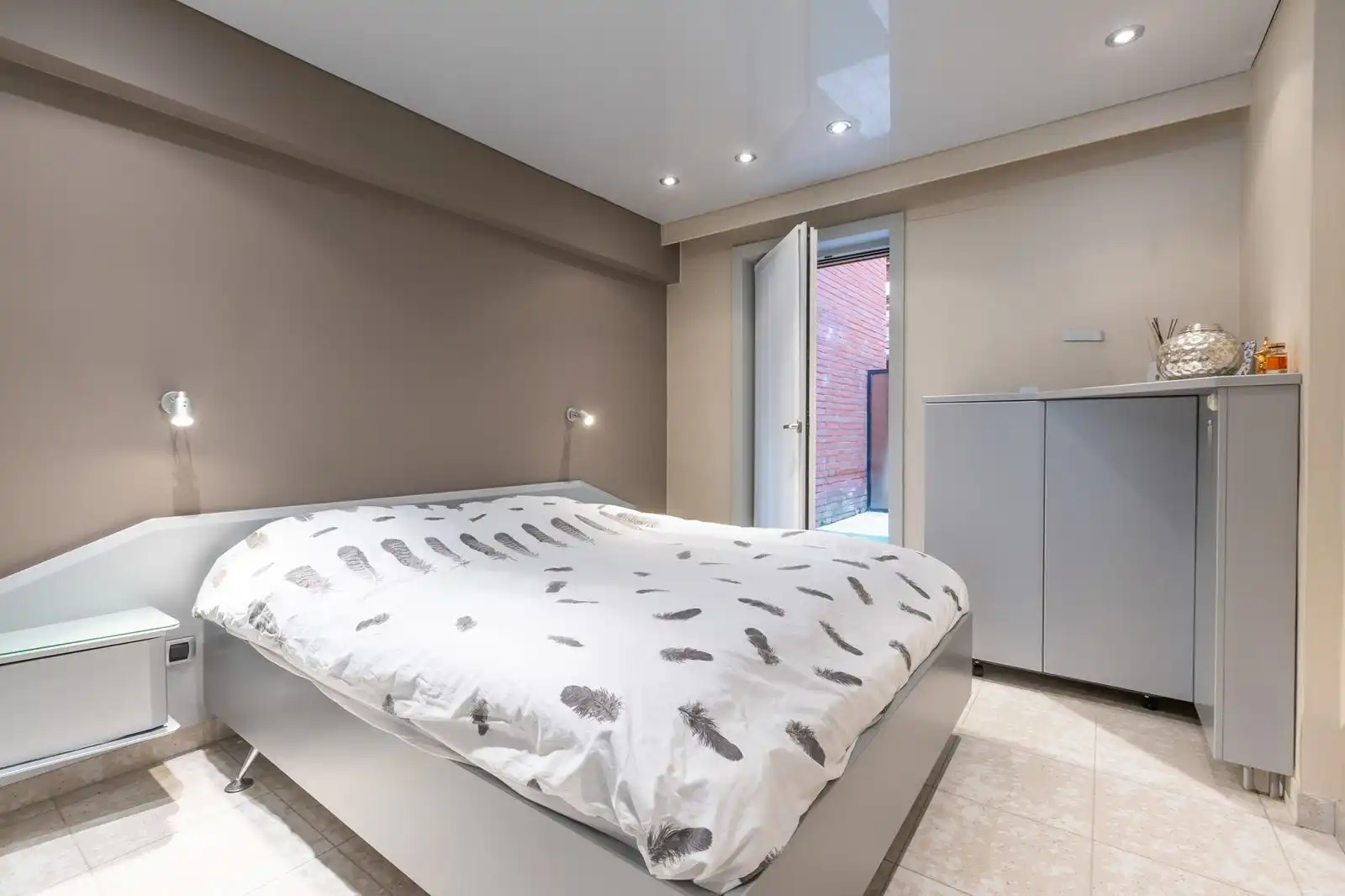 Instapklaar en gemeubeld appartement met 2 slpk op topligging aan het Wapenplein foto 11
