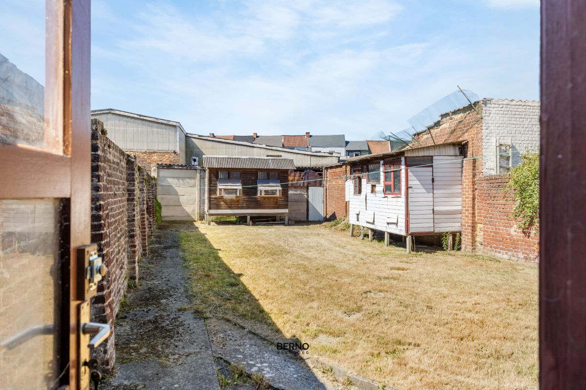 Te renoveren, ruime rijwoning met tuin en garageboxen foto 18