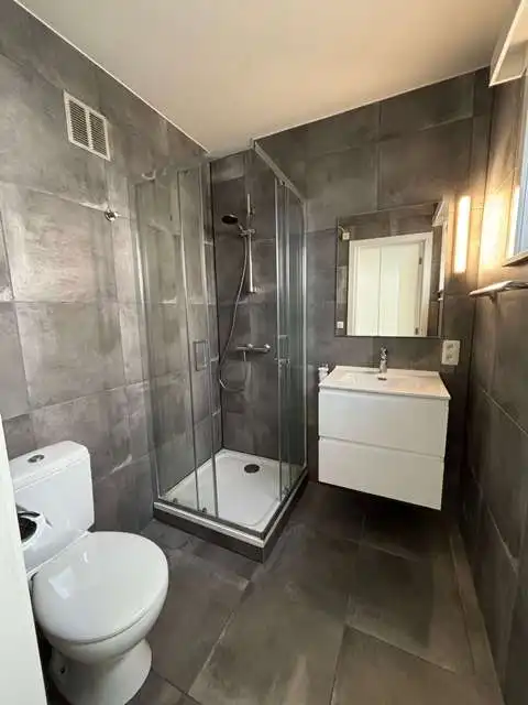 Vernieuwd 1-slaapkamerappartment te huur in Sint-Michiels Brugge foto 6