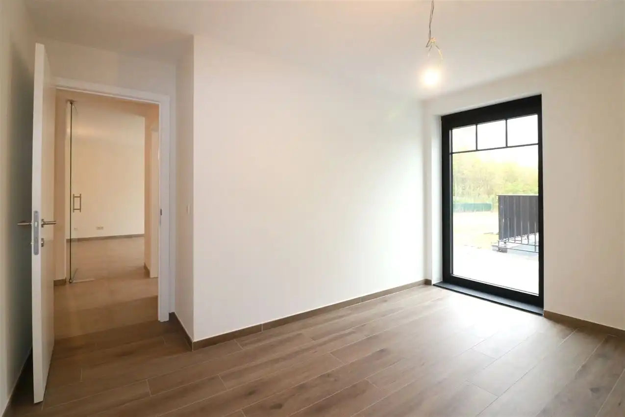 Alles gelijkvloers, oostgericht terras en tuintje, zalig rustig met zicht op maagdentoren foto 15