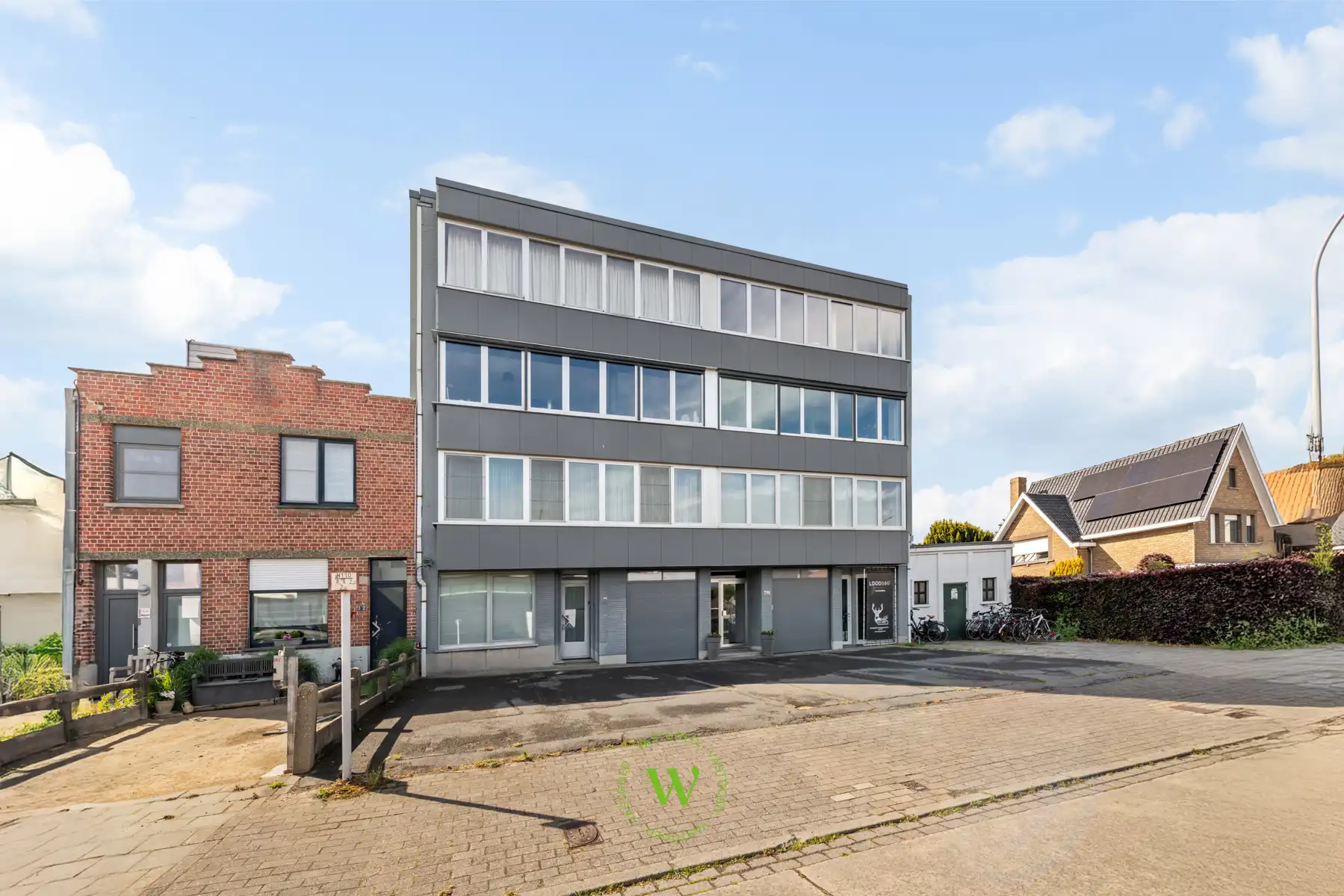 Lichtrijk gelijkvloers appartement met private inkom foto {{pictureIndex}}