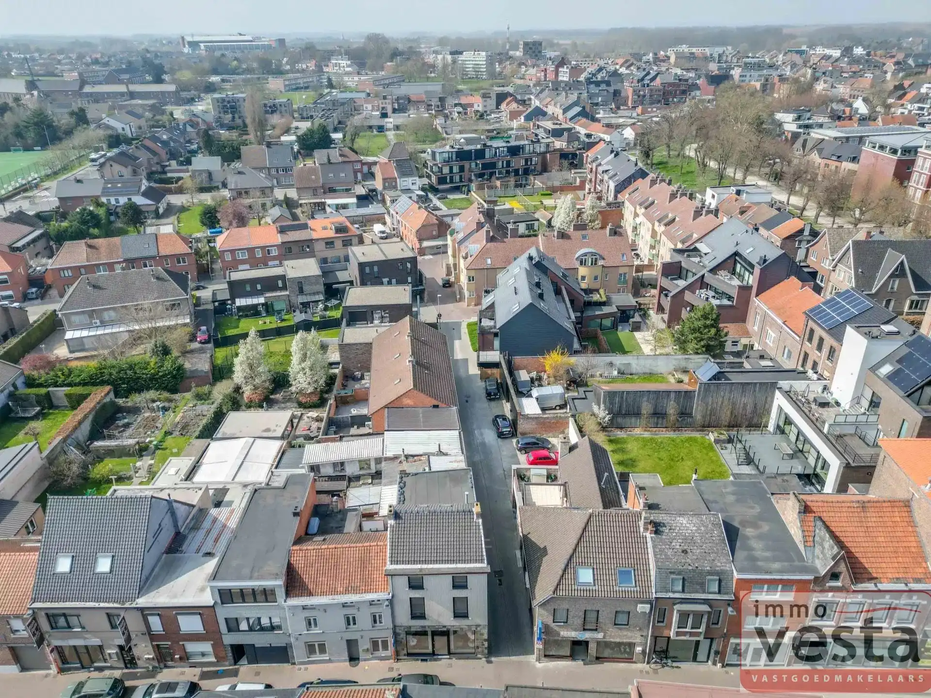 Goedgelegen, volledig gerenoveerd handelspand met woonst foto 24