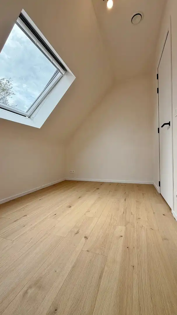 Nieuwbouwwoning met 5 slaapkamers, zonnige tuin en 2 garages te huur foto 11