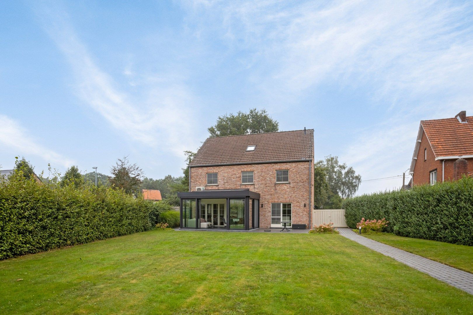 Ruim ingedeelde woning op een mooi zuidgeoriënteerd perceel te Millegem. foto 2