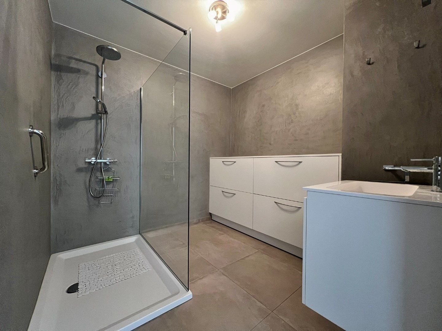 Modern appartement met parkeerplaats en groot zonnig terras met open zicht. foto 10