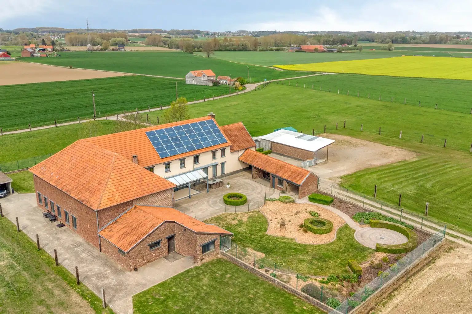 Hoofdfoto van de publicatie: MOOIE WOONHOEVE MET WEILAND IN TIENEN