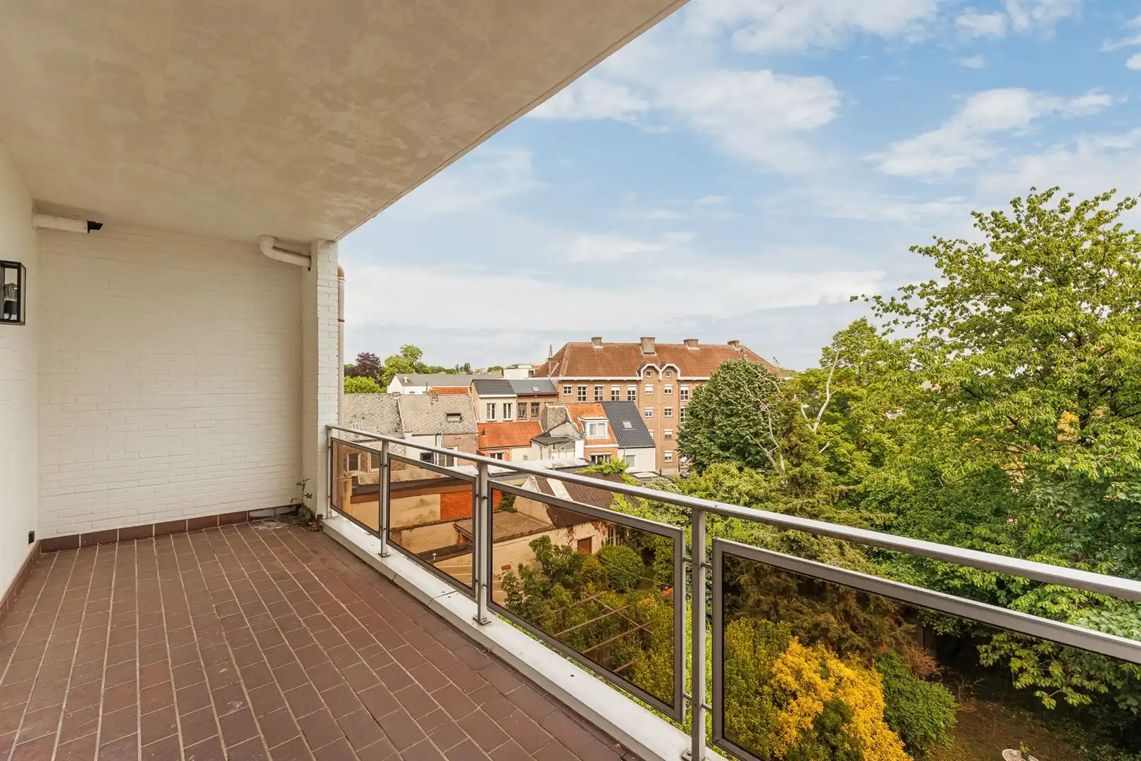 Gerenoveerd appartement met terras foto 14