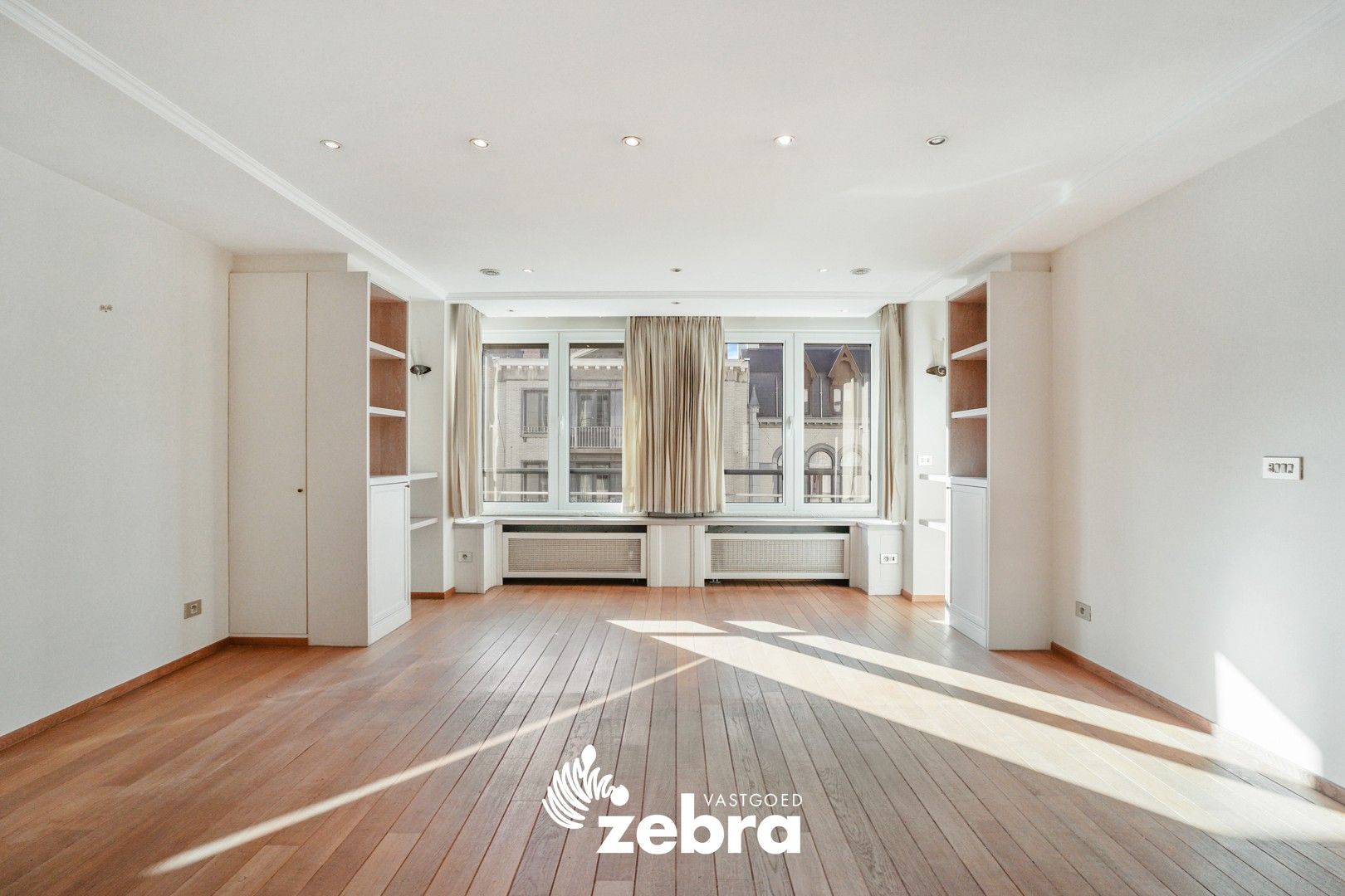 Instapklaar en lichtrijk appartement met 3 slaapkamers in het hart van Kortrijk, vlak bij de Grote Markt! foto 5