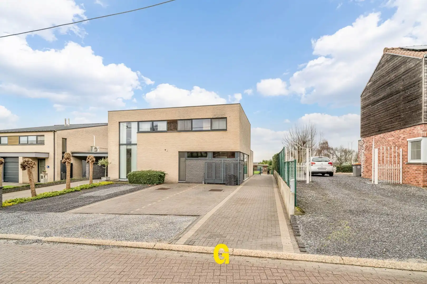 Knappe halfopen woning met zuidwest gerichte tuin met zwembad, rustig gelegen te Kleine Spouwen foto 2
