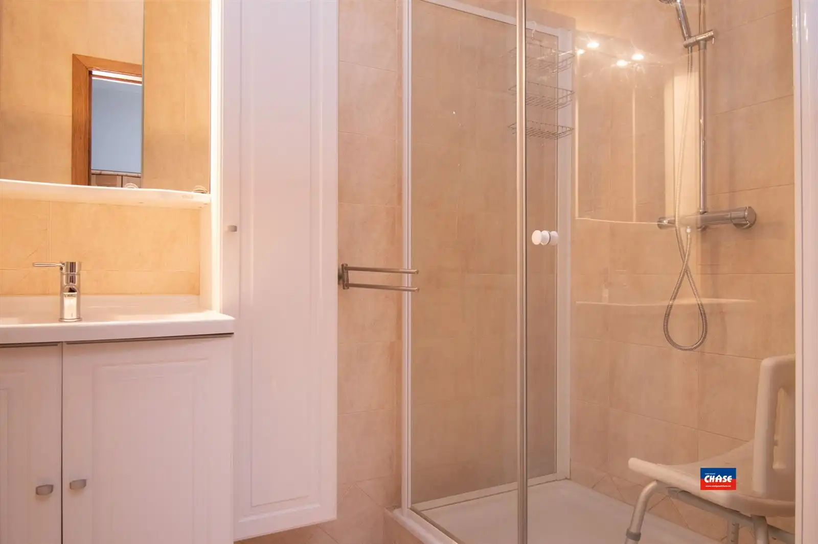 Volledig gerenoveerde woning met 2 slpks en mooie tuin foto 10