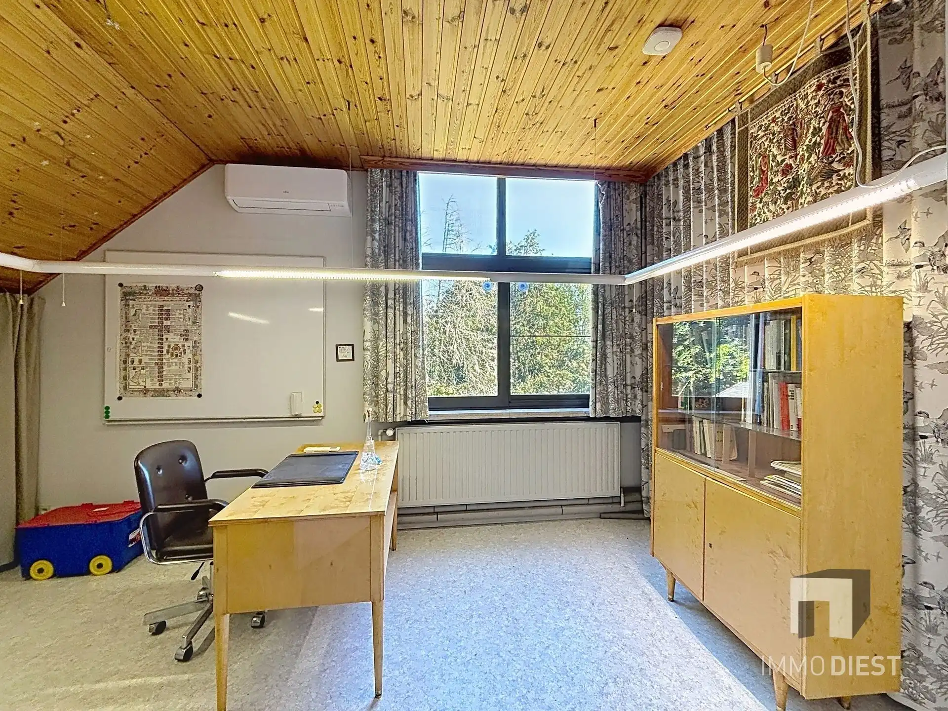 Prachtig gelegen villa met uniek ontwerp op 57a 74ca én achterliggende vijvers op 75a 54ca. foto 16