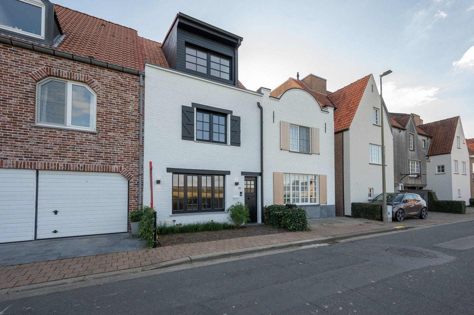 Lichtrijke woning afgewerkt genietend van open zichten op de velden, goed gelegen vlakbij de Kalfsmolen. foto {{pictureIndex}}