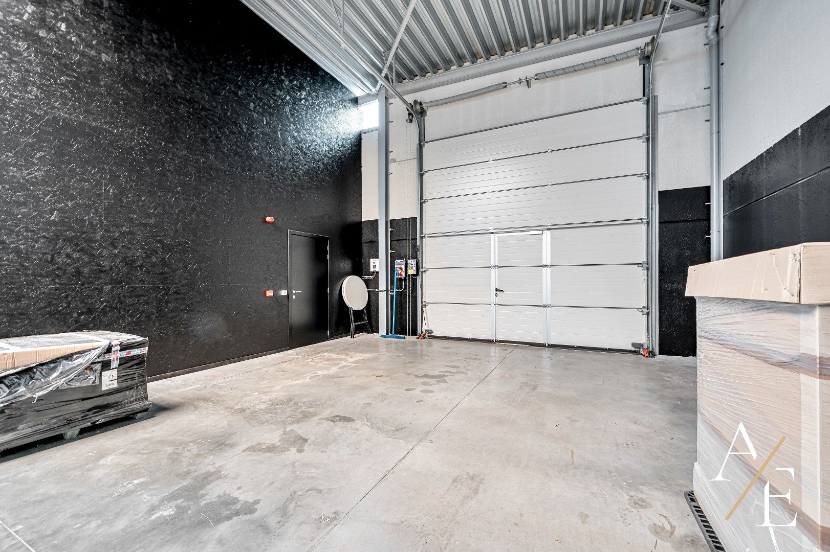 OOSTAKKER - Strategisch gelegen kmo unit van 198m² met showroom en bureau foto 4