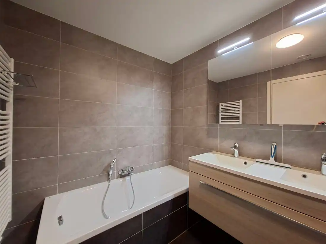 Modern en stijlvol gelijkvloers appartement net buiten Genk centrum foto 14