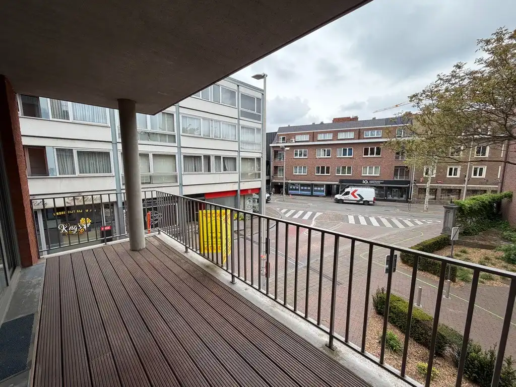Genk-centrum, Oude Markt 4 bus 11: Ruim en energiezuinig appartement (133 m²) met 2 slaapkamers, overdekt terras, dubbele autostaanplaats en kelderberging. foto 9