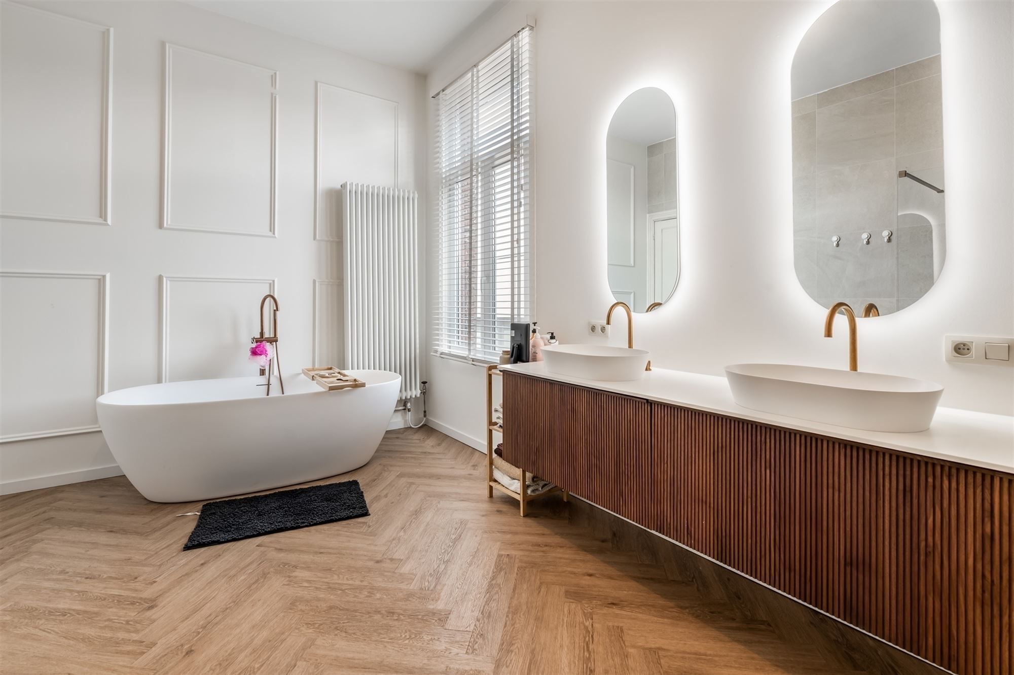 PRACHTIG INSTAPKLAAR HERENHUIS IN GEEL CENTRUM  foto {{pictureIndex}}