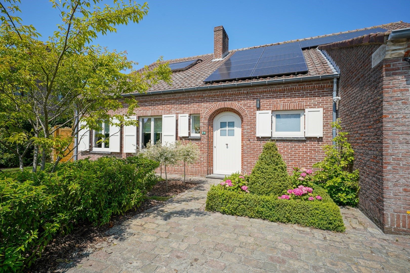 Instapklare laagbouwvilla met 305 m² woonoppervlakte en prachtig aangelegde tuin foto 5