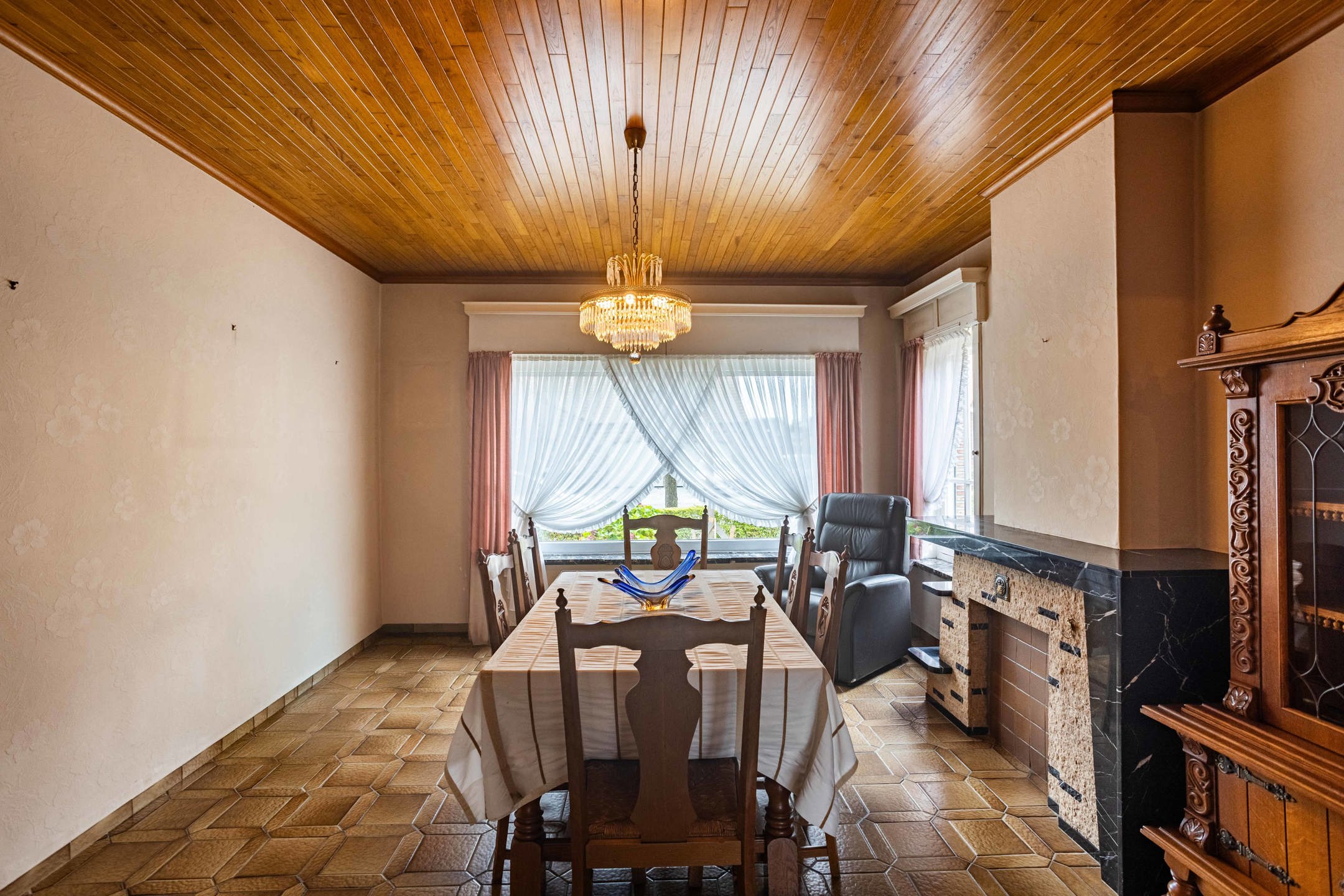 Te renoveren solide woning met garage op uitstekende locatie foto 7