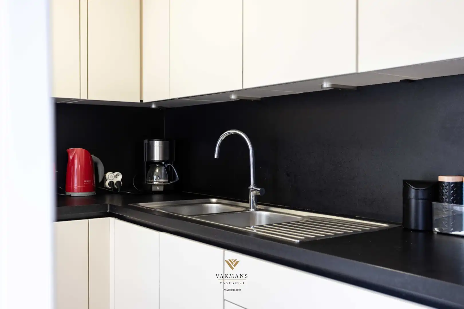 Fermette woning met oprit, dubbele garage en prachtige tuin foto 16