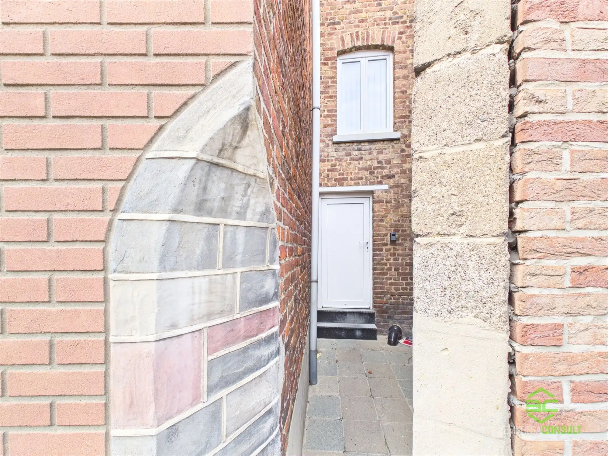 Centraal gelegen te renoveren woning met 3/5slpk! foto 3