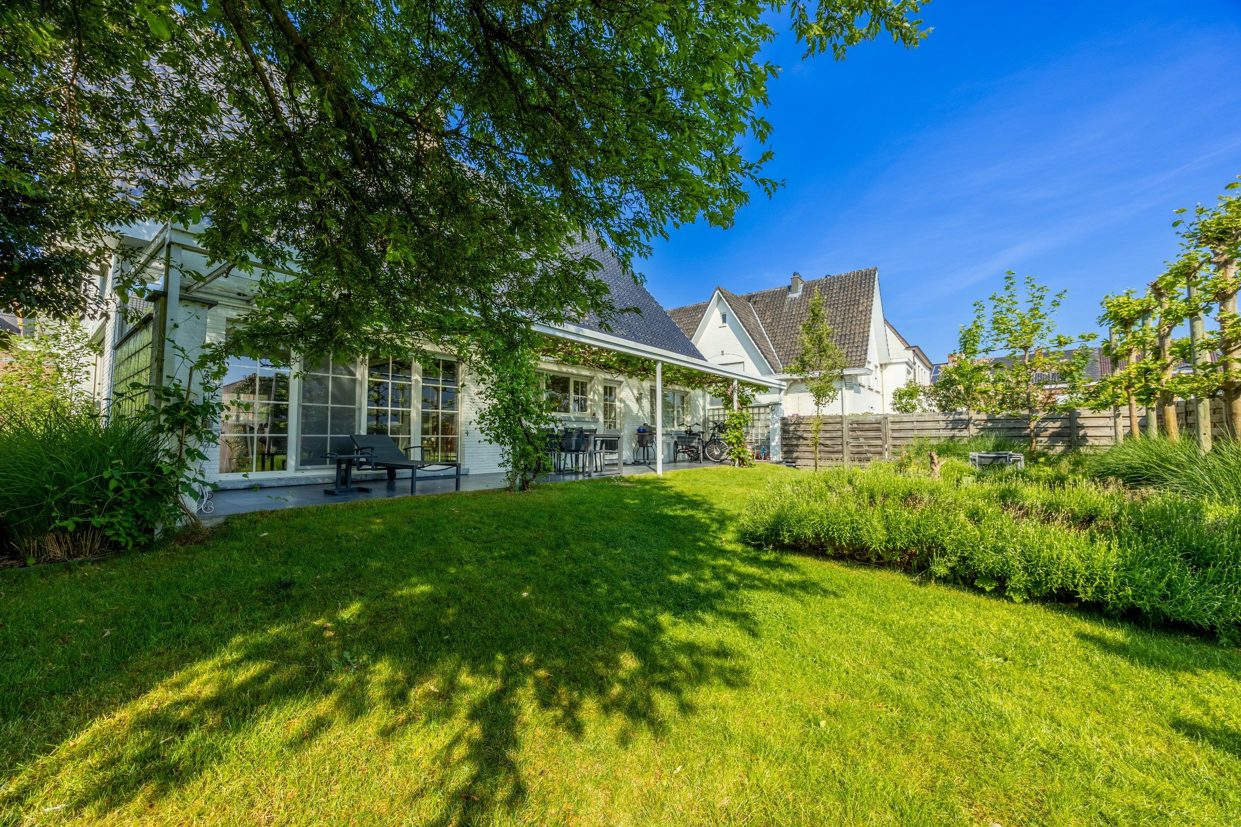 STATIGE VILLA MET MAGAZIJN foto 10