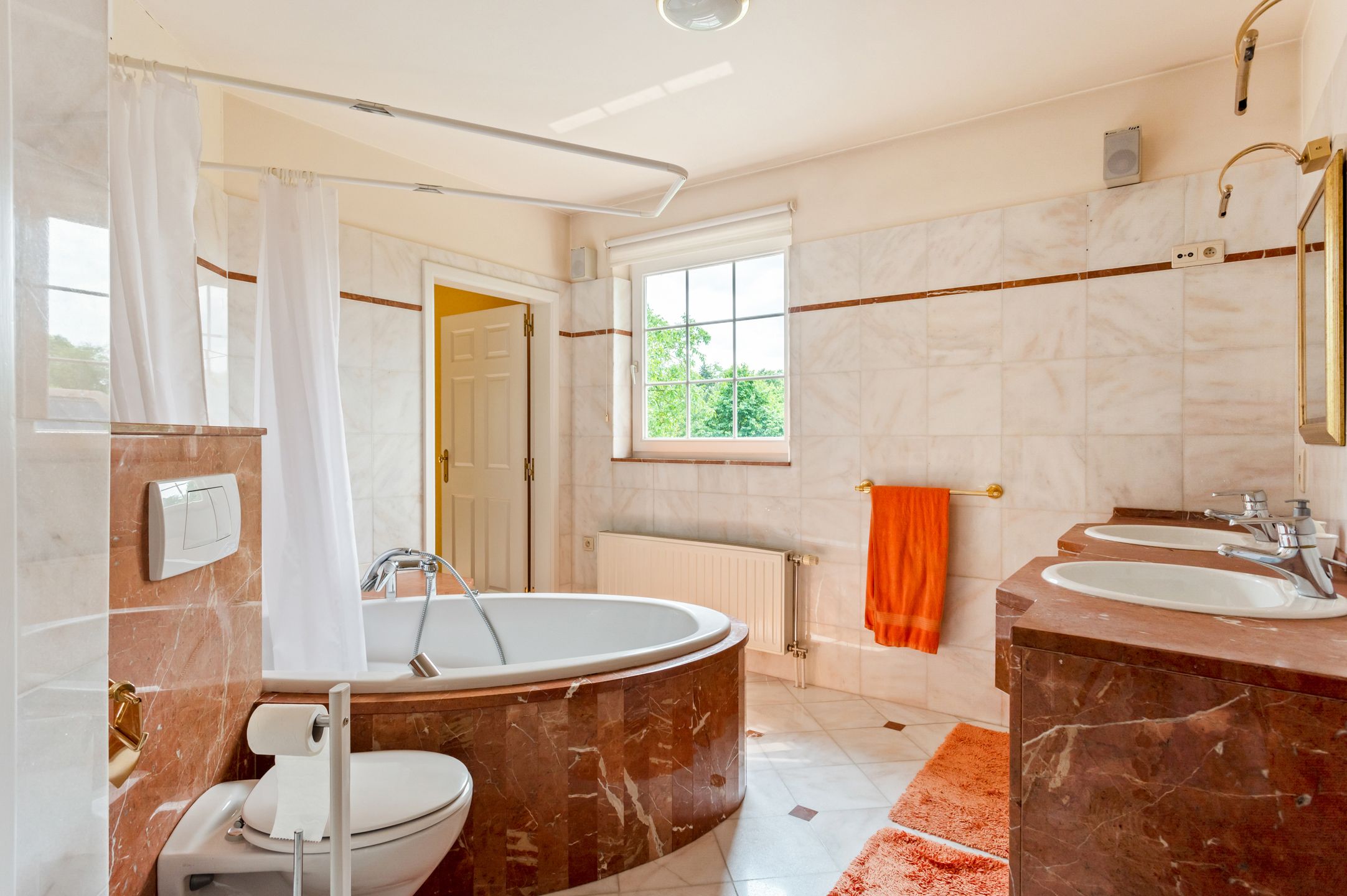 Heel ruime vrijstaande woning op schitterend perceel foto 17