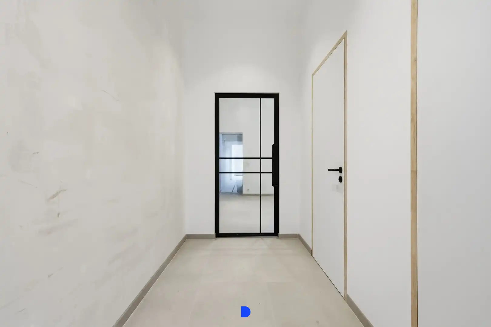 Stijlvol gerenoveerde woning met lichtrijke leefruimtes en tuin foto 11