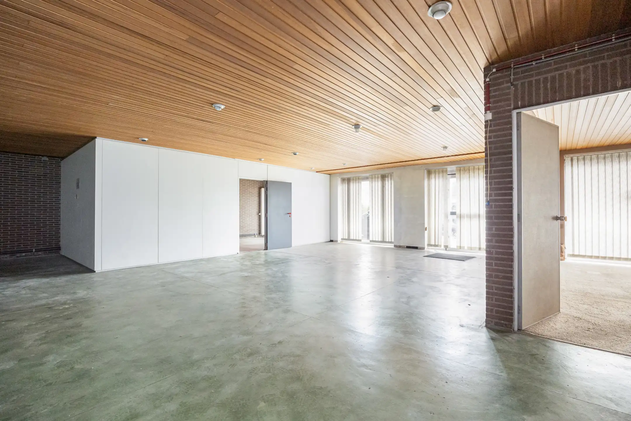 Uitzonderlijk groot gebouw met appartement en handelsruimte foto 17