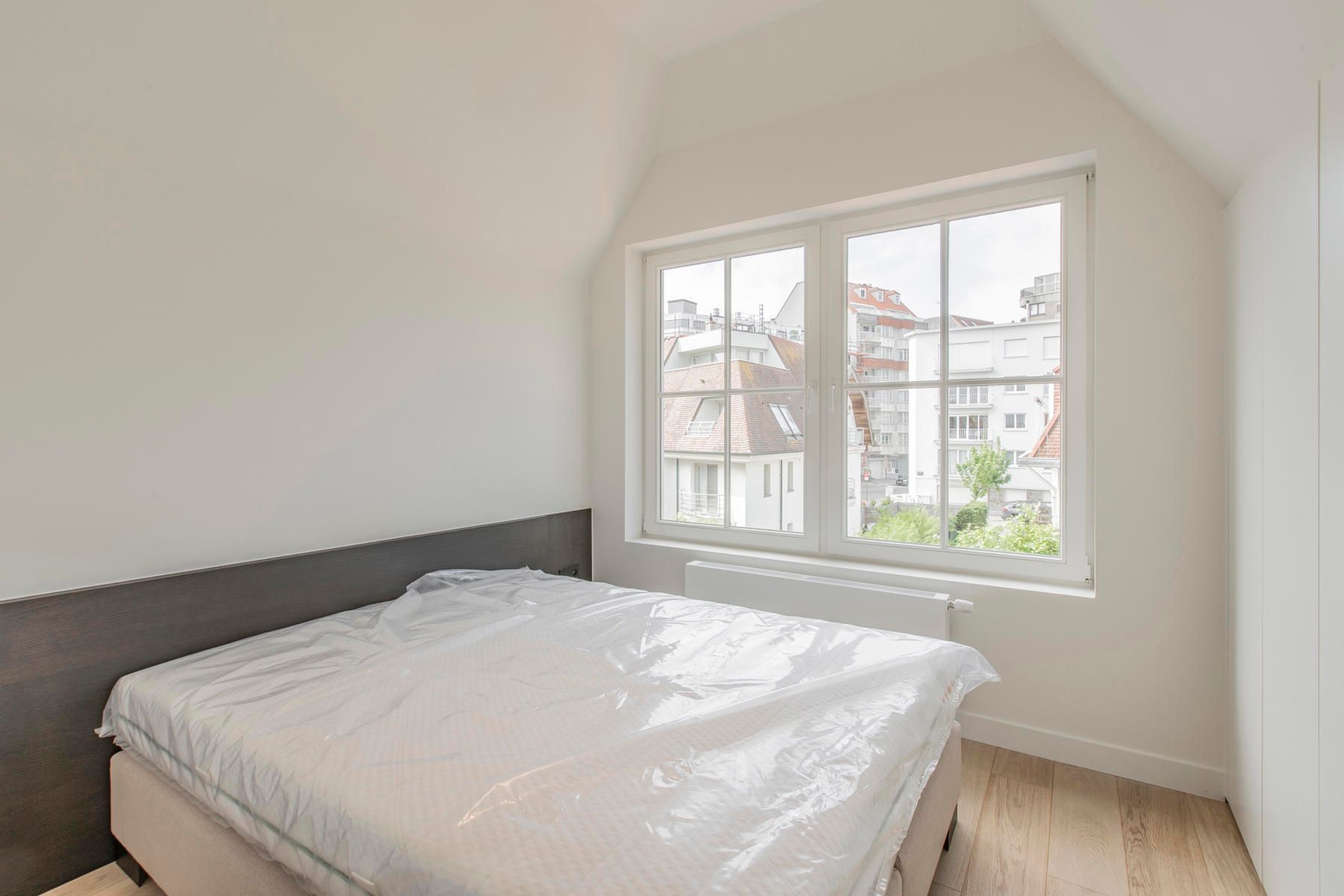 Volledig gerenoveerde penthouse in villa-residentie foto 11