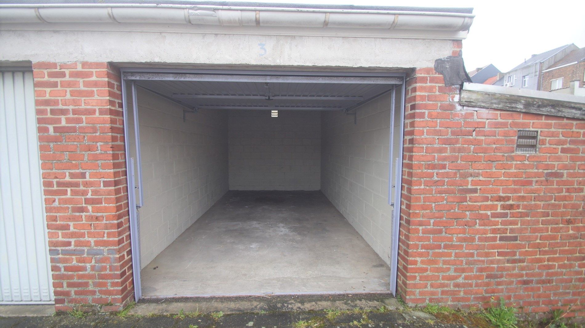 Ruime garage vlak aan treinstation Tienen foto 2