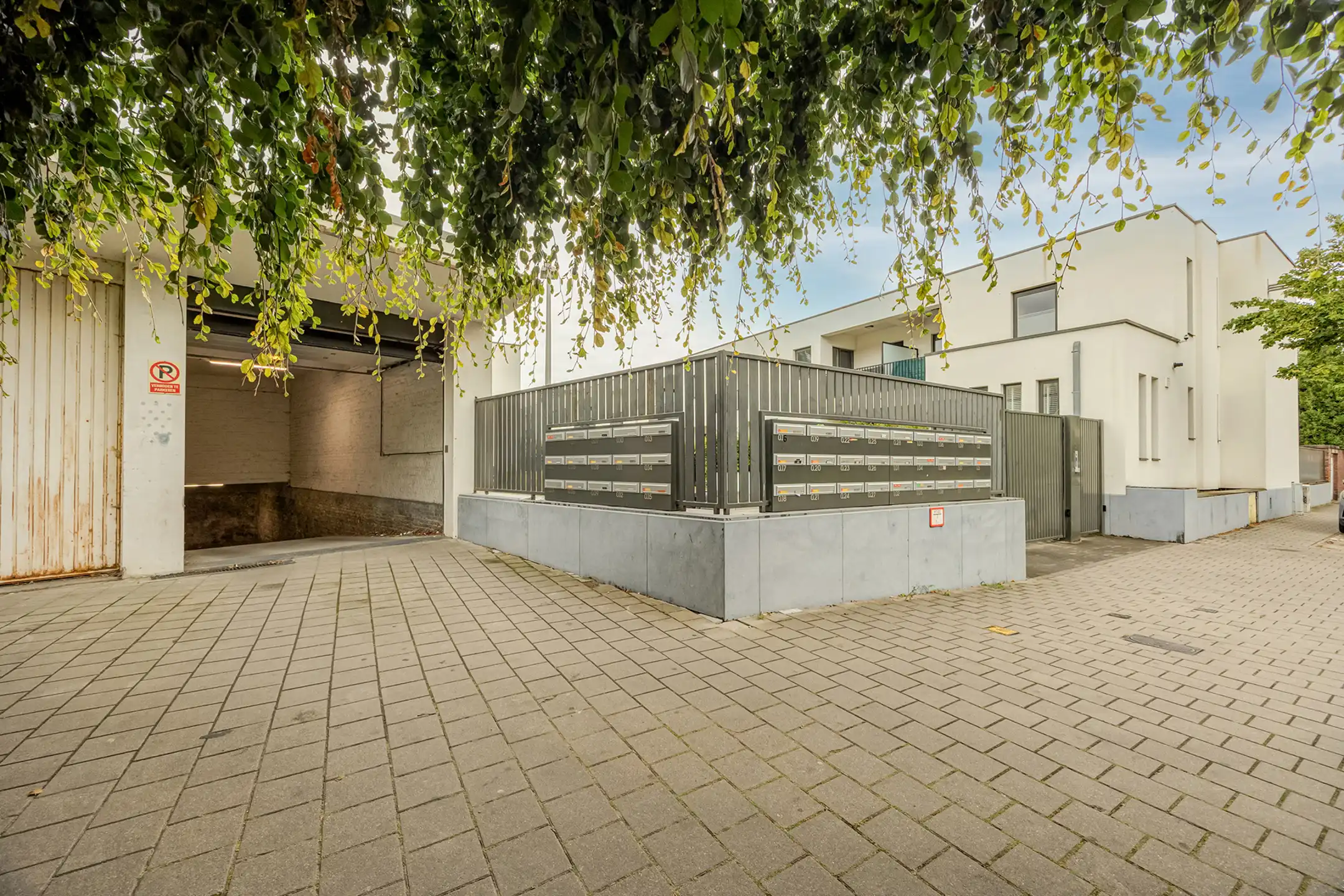 Gezinswoning met tuin in Melrose Park foto 19