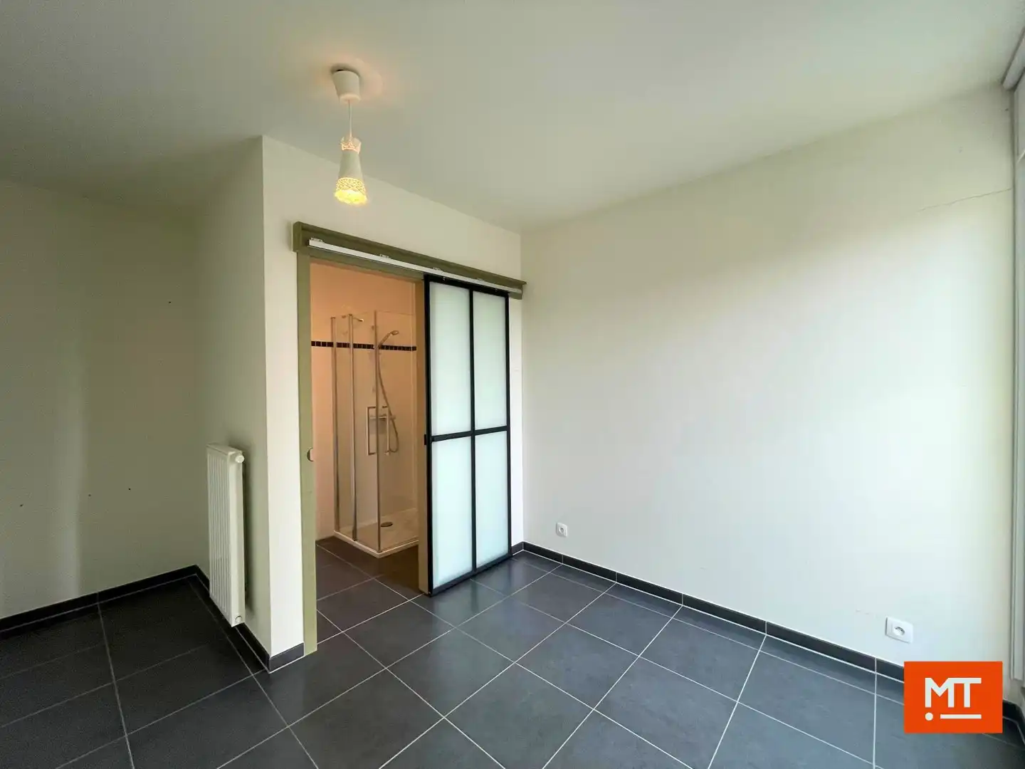 Instapklaar éénslaapkamerappartement met groot terras en ondergrondse staanplaats te huur in Izegem foto 8