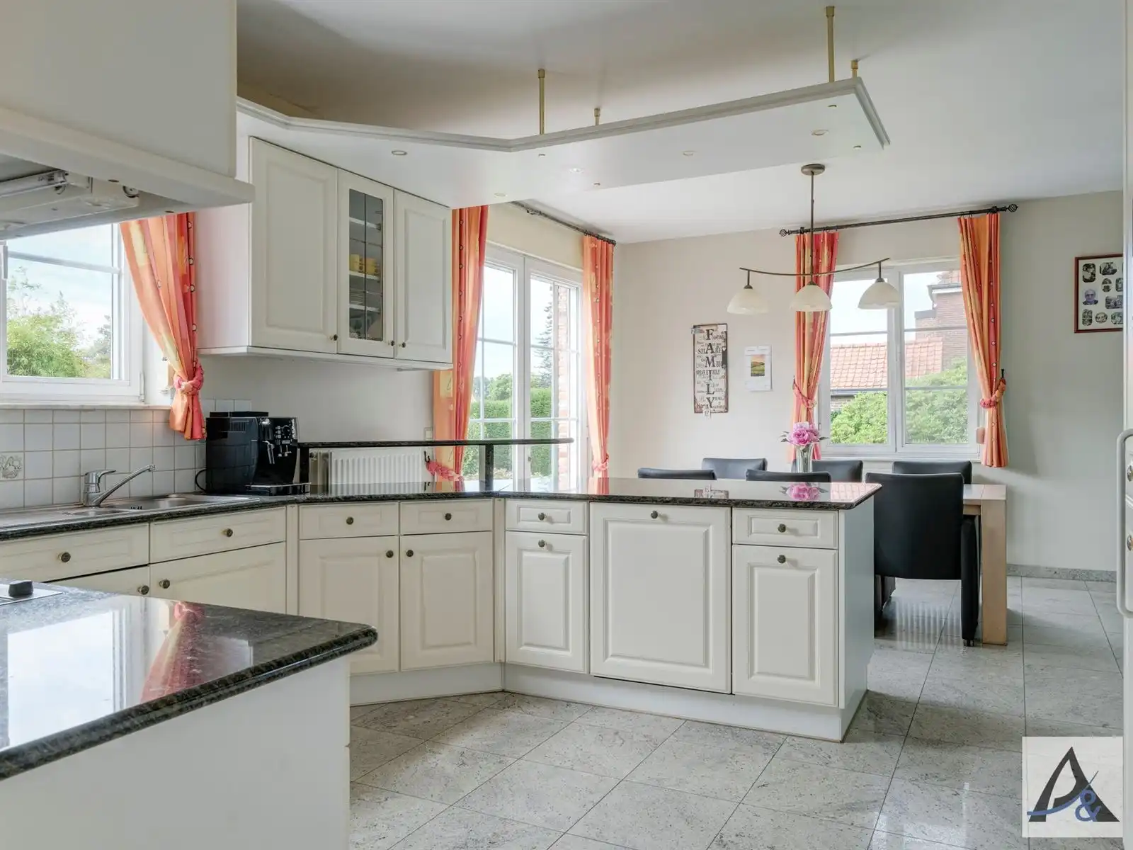 Exclusieve villa met ruime loods in hartje Munsterbilzen foto 33