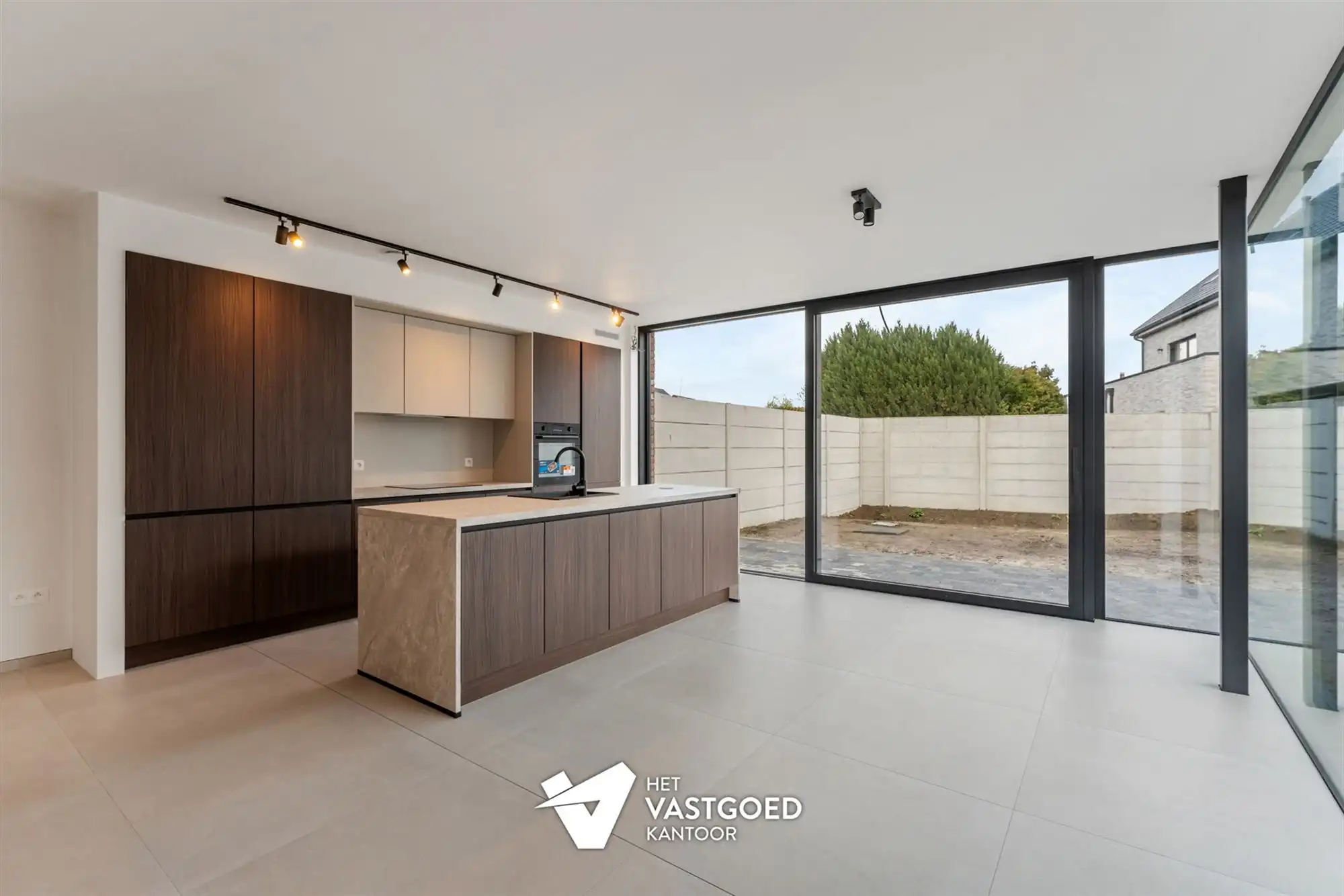 VOLLEDIG AFGEWERKTE NIEUWBOUWWONING OP CENTRALE LIGGING TE BERINGEN foto 3