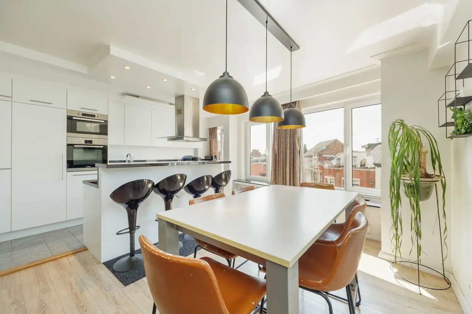 Ruim en lichtrijk 2-slpk appartement met terras en kelderberging in Borgerhout foto 8