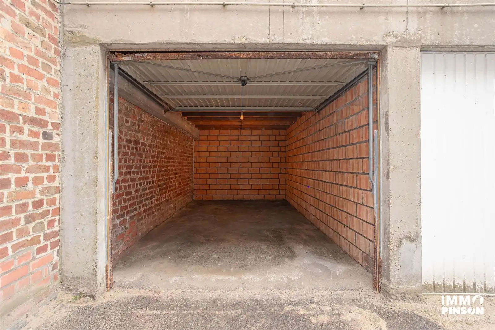 Goed gelegend garage foto {{pictureIndex}}