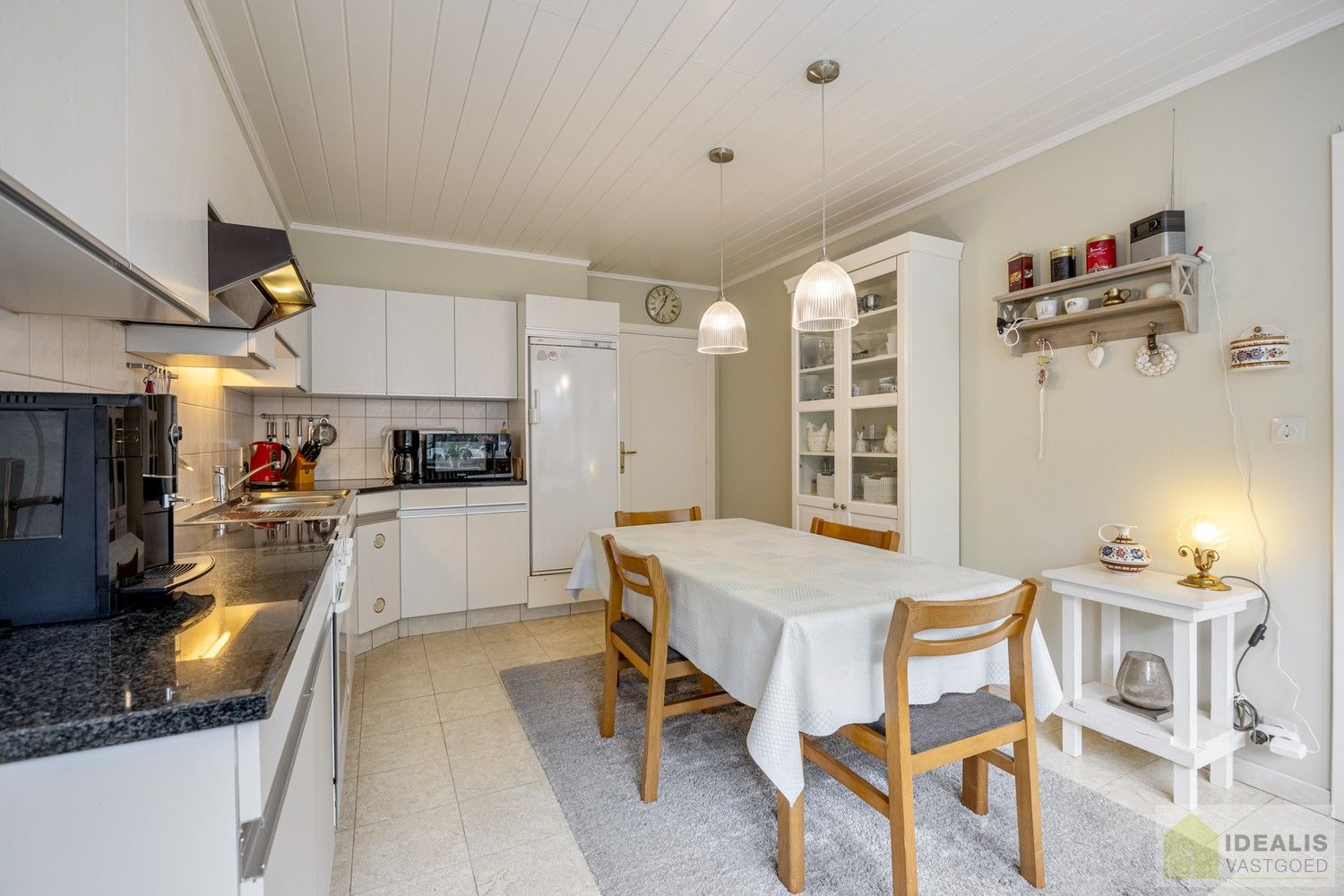Aangename karakterwoning op fijne locatie te Pelt. Deze woning omvat maar liefst +-124m² netto bewoonbare oppervlakte op een perceel van 7a 36ca met een ruime woonkamer, 3 slaapkamers, badkamer, wasplaats en eventueel af te werken zolder vlakbij de dorpskern van Pelt! Uiterst geschikt voor kandidaten op zoek naar een betaalbare doch instapklare woning. foto 15
