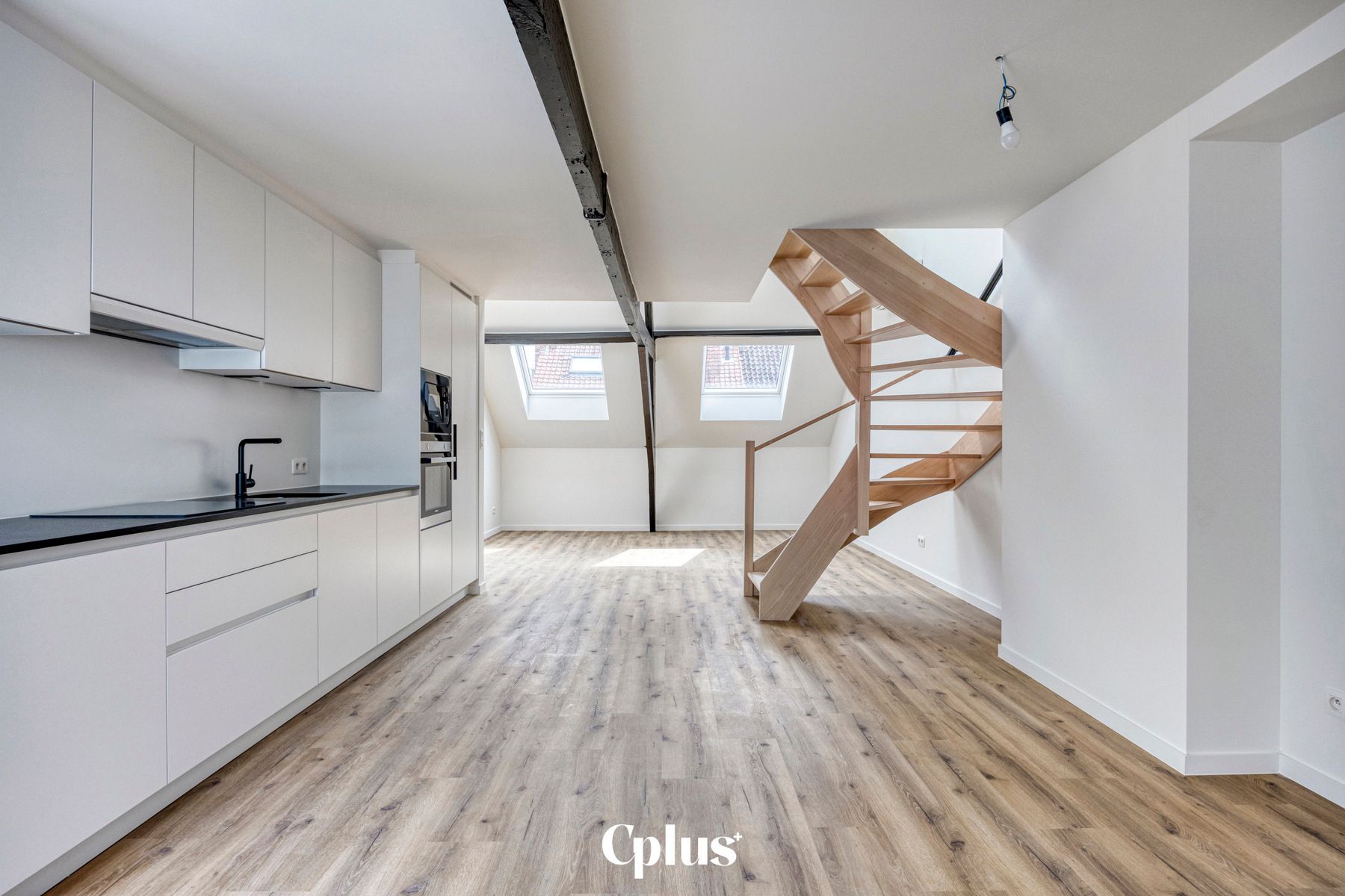 Energiezuinig en gerenoveerde duplex - te huur foto {{pictureIndex}}