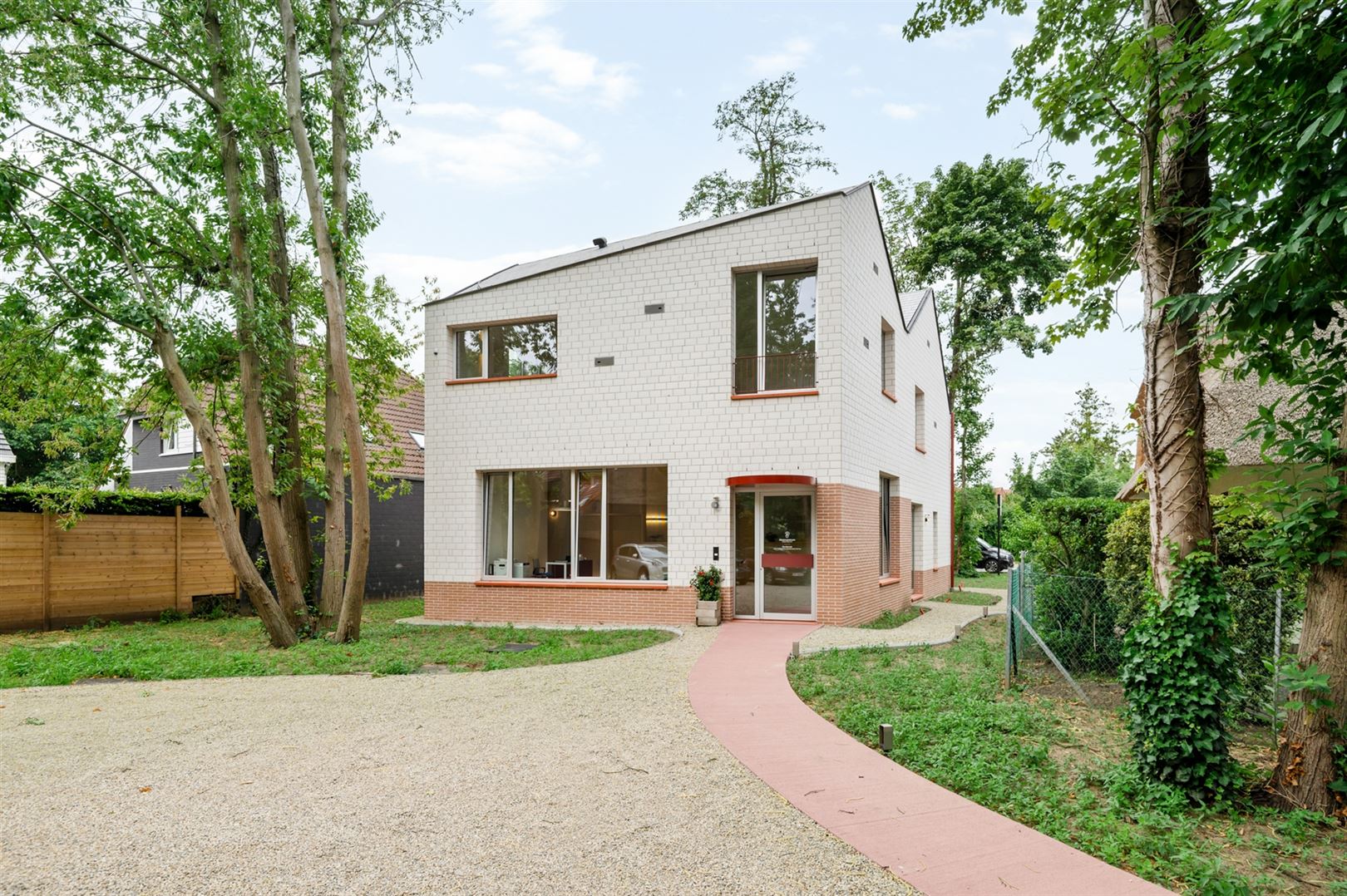 Luxe nieuwbouwappartement met terras, tuin en parking. foto {{pictureIndex}}